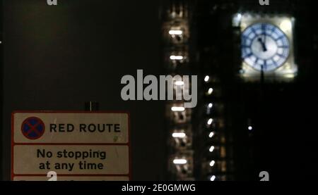 Londres, Royaume-Uni. 31 décembre 2020. Photo prise le 31 décembre 2020 montre le Big Ben des chambres du Parlement à Londres, en Grande-Bretagne. La Grande-Bretagne et l'Union européenne (UE) ont entamé un nouveau chapitre dans leurs relations alors que la période de transition du Brexit s'est terminée jeudi à 2300 (2300 GMT). Credit: Han Yan/Xinhua/Alay Live News Banque D'Images