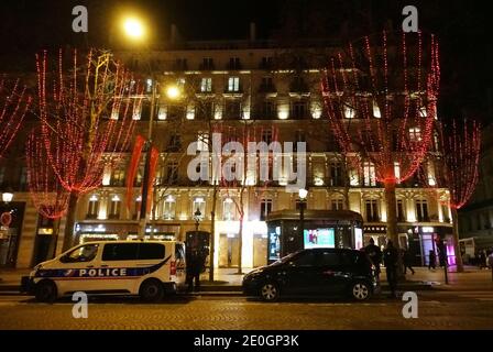 Paris, France. 31 décembre 2020. Des voitures de police transportant des policiers se rassemblent sur l'avenue des champs-Élysées pour un couvre-feu à Paris le 31 décembre 2020, le jour du nouvel an. La France a imposé un couvre-feu dans tout le pays pour aider à éviter les infections à COVID-19. Credit: Gao Jing/Xinhua/Alamy Live News Banque D'Images