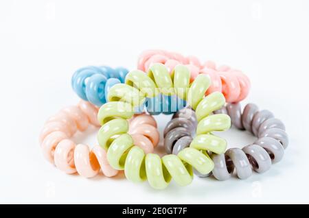 Groupe de bandes en caoutchouc spirales colorées. Attaches élastiques aux couleurs vives sur fond blanc. Banque D'Images