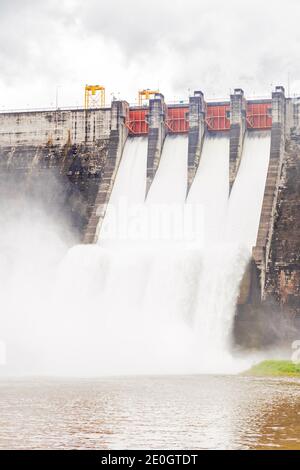 Le barrage Khun Dan Prakarn Chon est un barrage avec centrale hydroélectrique et irrigation et protection contre les inondations dans le district de la province de Nakhon Nayok , T. Banque D'Images