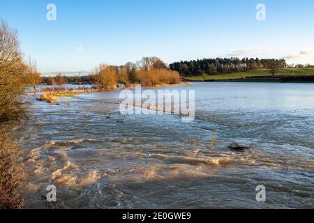 Les champs inondés le long de la rivière windrush autour du village de Swinbrook, dans les cotswolds, la veille de noël 2020. Swinbrook, Cotswolds, Oxfordshire, Angleterre Banque D'Images