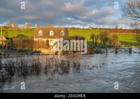 Rivière inondée windrush autour du village cotswold de Swinbrook à la veille de noël 2020. Swinbrook, Cotswolds, Oxfordshire, Angleterre Banque D'Images