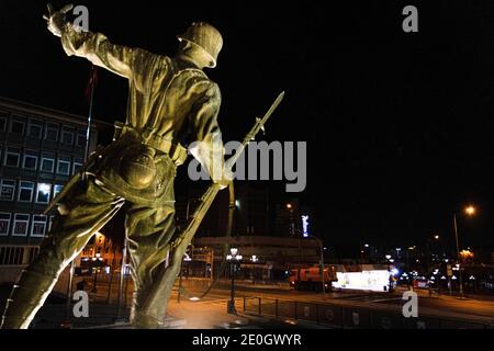 Ankara, Turquie. 1er janvier 2021. Vue sur la statue d'Atatürk sur la place Ulus pendant les heures de couvre-feu. Le couvre-feu se poursuivra 81 heures dans 81 provinces de Turquie. Le couvre-feu durera 4 jours. L'interdiction vise à freiner la propagation de la pandémie du coronavirus (COVID-19). Crédit : SOPA Images Limited/Alamy Live News Banque D'Images