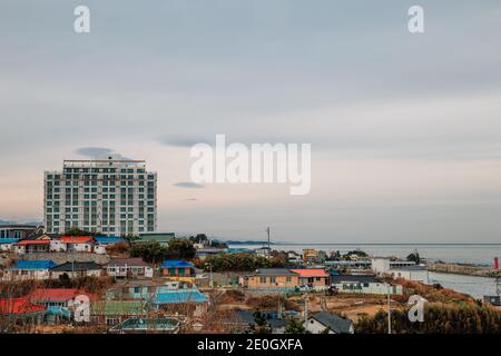 Vue panoramique sur le village de bord de mer de Jumunjin à Gangneung, Corée Banque D'Images