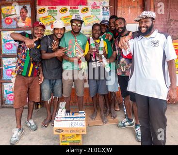 Des hommes locaux traînaient dans le centre-ville de Wewak, la capitale de la province du Sepik oriental de Papouasie-Nouvelle-Guinée. Banque D'Images
