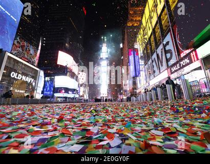 New York, États-Unis. 1er janvier 2021. Confetti remplit l'air et les feux d'artifice explosent sur One Times Square qui est vide et fermé au public en raison de la pandémie de coronavirus après minuit de la Saint-Sylvestre, fête du nouvel an à New York le vendredi 1er janvier 2021. En raison de la pandémie COVID-19 en cours, la Saint-Sylvestre 2021 à Times Square n'a pas été ouverte au public cette année. Photo de John Angelillo/UPI crédit: UPI/Alay Live News Banque D'Images