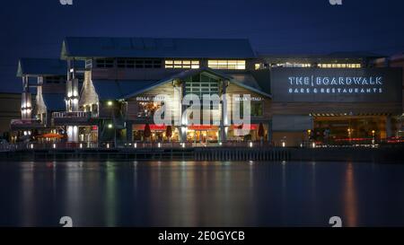 THURROCK, ESSEX, Royaume-Uni - 20 DÉCEMBRE 2008 : vue panoramique sur le centre commercial Lakeside la nuit avec réflexions sur le lac Banque D'Images