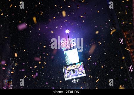 New York, États-Unis. 31 décembre 2020. Confetti tombe des bâtiments environnants comme il est testé avant la célébration du nouvel an de minuit dans un Times Square presque vide, New York, NY, 31 décembre 2020. Le rassemblement traditionnel des fêtards de la Saint-Sylvestre dans Times Square a été limité en raison de la montée en puissance de COVID-19, les États-Unis établissent de nouveaux records quotidiens en termes de nombre de décès et d'hospitalisations dus à des infections à coronavirus. (Photo par Anthony Behar/Sipa USA) crédit: SIPA USA/Alay Live News Banque D'Images