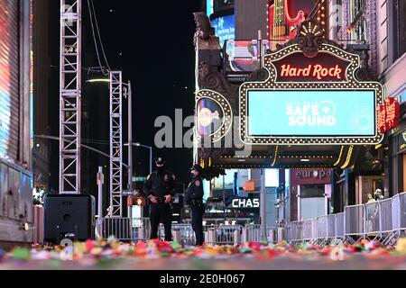 New York, États-Unis. 1er janvier 2021. Confetti se trouve sur les trottoirs après les célébrations du nouvel an dans un Times Square presque vide, New York, NY, 1er janvier 2021. Le rassemblement traditionnel des fêtards de la Saint-Sylvestre dans Times Square a été limité en raison de la montée en puissance de COVID-19, les États-Unis établissent de nouveaux records quotidiens en termes de nombre de décès et d'hospitalisations dus à des infections à coronavirus. (Photo par Anthony Behar/Sipa USA) crédit: SIPA USA/Alay Live News Banque D'Images