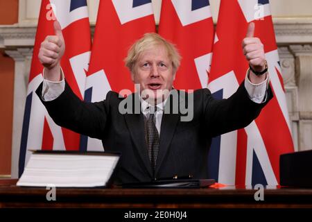 (210101) -- BEIJING, le 1er janvier 2021 (Xinhua) -- le Premier ministre britannique Boris Johnson réagit après avoir signé l'accord commercial post-Brexit au 10 Downing Street, à Londres, en Grande-Bretagne, le 30 décembre 2020. (Andrew Parsons/No 10 Downing Street/document via Xinhua) Banque D'Images