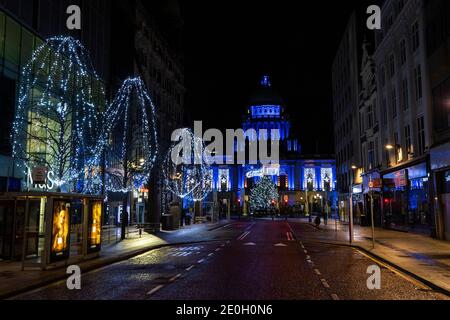 Donegall place déserte à Belfast avec l'hôtel de ville de Belfast au loin. Northern Ireland Executive un confinement de six semaines après le lendemain de Noël, ce qui signifie que les gens d'Irlande du Nord ont été invités à rester chez eux pendant la Saint-YearÕs. Banque D'Images