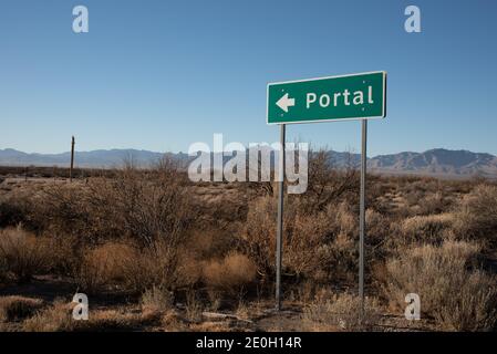 Un panneau vert avec une flèche indique Portal, Arizona. Banque D'Images