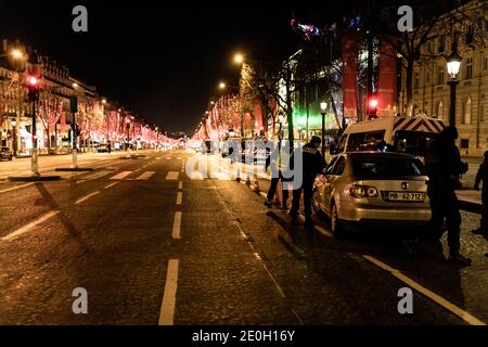 Paris, France. 31 décembre 2020. Les policiers procèdent au contrôle pendant le couvre-feu la veille du nouvel an aux champs Elysées, Paris, France, le 31 décembre 2020. Credit: ABACAPRESS/Alamy Live News Banque D'Images