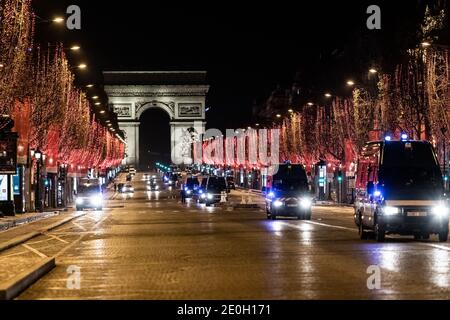 Paris, France. 31 décembre 2020. La police a bloqué l'accès aux champs-Elysées pendant les contrôles du couvre-feu la veille du nouvel an. Paris, France, le 31 décembre 2020. Credit: ABACAPRESS/Alamy Live News Banque D'Images