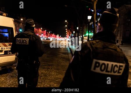 Paris, France. 31 décembre 2020. La police a bloqué l'accès aux champs-Elysées lors des contrôles du couvre-feu le jour du nouvel an. Paris, France, 1er janvier 2021. Credit: ABACAPRESS/Alamy Live News Banque D'Images