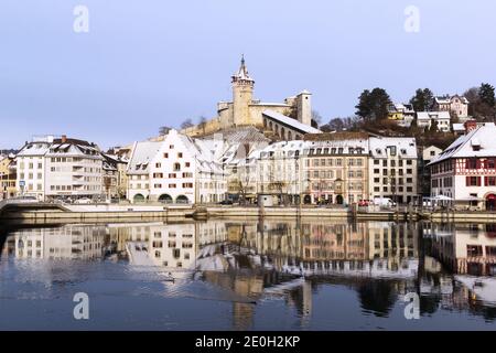 Schaffhausen, Suisse - 11 janvier 2019 : la vieille ville suisse avec son fort Munot médiéval dans une atmosphère d'hiver. Banque D'Images