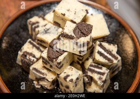 Une assiette de délicieux gâteaux au caramel Banque D'Images