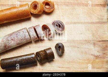 Rouleaux de fruits maison sur une planche en bois, des bonbons pour les pastilles un déjeuner sain concept, copy space Banque D'Images