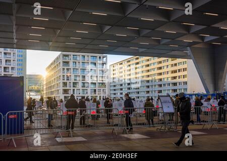 Wien, Vienne: Essai rapide gratuit COVID-19 de la ville de Vienne en face de l'Autriche Centre Vienne, les gens attendent 10 minutes pour que l'échantillon soit eff Banque D'Images