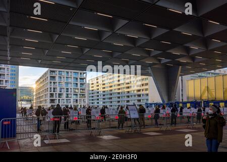 Wien, Vienne: Essai rapide gratuit COVID-19 de la ville de Vienne en face de l'Autriche Centre Vienne, les gens attendent 10 minutes pour que l'échantillon soit eff Banque D'Images