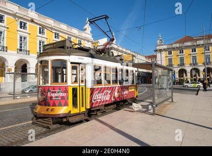 Tramway traditionnel de Lisbonne (Eletrico) n° 25, Praca do Comercio, Lisbonne, Lisbonne, Portugal Banque D'Images