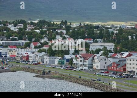 Akureyri, Islande - 27 juillet 2017 : vue sur le centre-ville et l'église Akureyrarkirkja à Akureyri, en Islande. Banque D'Images