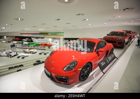 STUTTGART, ALLEMAGNE - juin 2016 : Musée Porsche de Zuffenhausen. Stuttgart. Exposition des voitures de course Porsche modernes comparaison des voitures de course. Banque D'Images