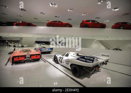 STUTTGART, ALLEMAGNE - juin 2016 : Musée Porsche de Zuffenhausen. Stuttgart. Exposition des voitures de course Porsche modernes comparaison des voitures de course. Banque D'Images