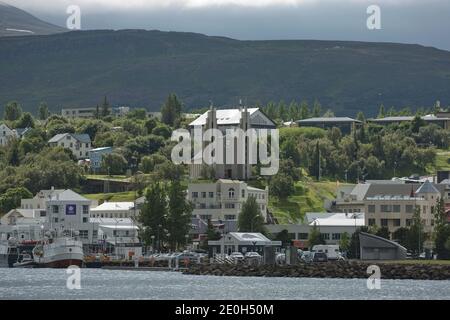 Akureyri, Islande - 27 juillet 2017 : vue sur le centre-ville et l'église Akureyrarkirkja à Akureyri, en Islande. Banque D'Images