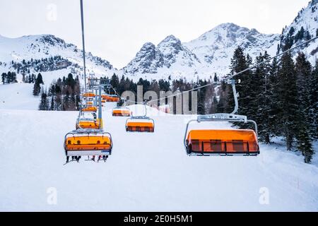 Haus im Ennstal, Autriche - décembre 29 2020: ALM 6er 6 télésiège montée en montagne dans le domaine skiable de Hauser Kaibling dans le Schladming-Dachs Banque D'Images