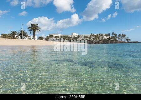 Plage ensoleillée à, costa Teguise, Lanzarote, Iles Canaries, Espagne. Banque D'Images