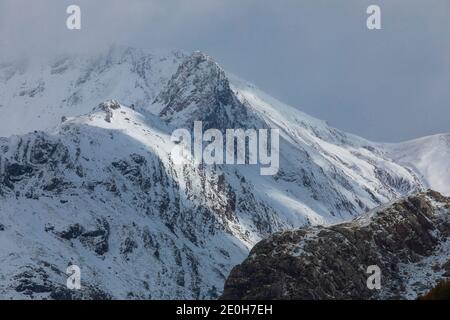 Paysage de montagnes enneigées dans les Pyrénées aragonaises. Vallée de Selva de Oza, Hecho et Anso, Huesca, Espagne. Banque D'Images