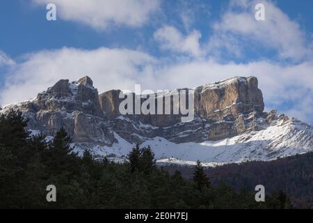 Paysage de montagnes enneigées dans les Pyrénées aragonaises. Vallée de Selva de Oza, Hecho et Anso, Huesca, Espagne. Banque D'Images