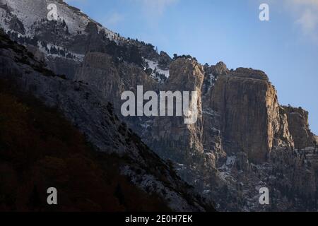 Paysage de montagnes enneigées dans les Pyrénées aragonaises. Vallée de Selva de Oza, Hecho et Anso, Huesca, Espagne. Banque D'Images