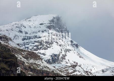 Paysage de montagnes enneigées dans les Pyrénées aragonaises. Vallée de Selva de Oza, Hecho et Anso, Huesca, Espagne. Banque D'Images