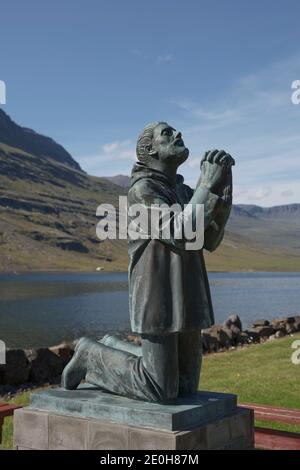 Eskifjodur, Islande - 08 août 2017 : une statue emblématique à Eskifjodur, statue dédiée aux victimes de la mer dans l'est de l'Islande. Banque D'Images