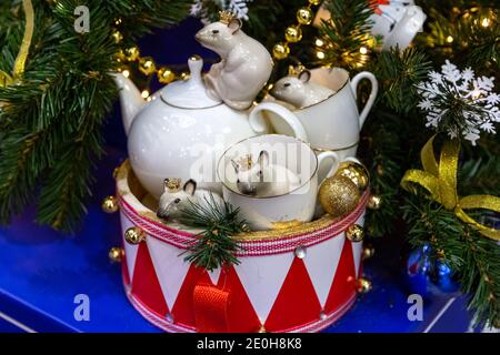 Souris en porcelaine blanche dans un tambour de jouet rouge. Décorations de Noël. Symbole de l'année 2020 Banque D'Images