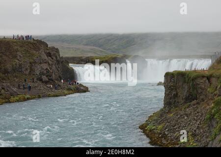 Touristes à la Godafoss (cascade des dieux) est une célèbre cascade en Islande. Le paysage à couper le souffle de la cascade Godafoss attire les touristes Banque D'Images