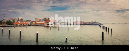 Côte de Georgetown au lever du soleil, Penang, Malaisie. Panorama Banque D'Images