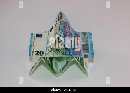 Un tout petit bâtiment fait de différents billets en euros Banque D'Images