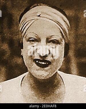 Un portrait précoce de Suzanne Rachel flore Lenglen populairement connu sous le nom de Susanne Lenglen, (1899 – 1938) . Elle a été joueuse française de tennis et la plus jeune championne majeure de l'histoire du tennis. Elle serait la première athlète féminine à devenir une célébrité mondiale du sport et fut la première athlète amateur à devenir professionnelle. Elle meurt en 1938 à l'âge de 39 ans Banque D'Images