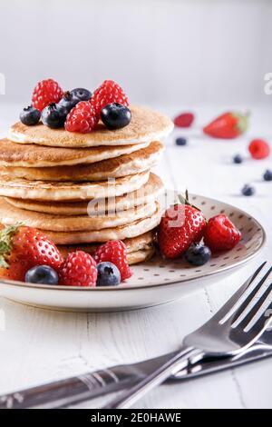 Une pile de crêpes de style américain avec des fruits Banque D'Images