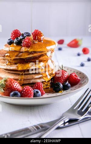 Pile de crêpes de style américain avec fruits et sirop Banque D'Images