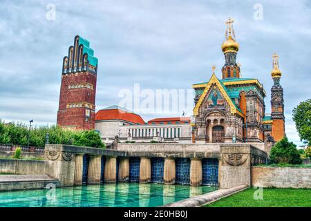 Mathildenhohe à Darmstadt (Allemagne) avec la Tour de mariage et un église orthodoxe russe Banque D'Images