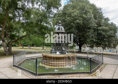 La fontaine Ada Lewis Memorial Fountain à côté de la Tamise à Maidenhead, Berkshire, Royaume-Uni. Banque D'Images