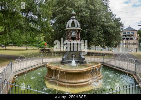 La fontaine Ada Lewis Memorial Fountain à côté de la Tamise à Maidenhead, Berkshire, Royaume-Uni. Banque D'Images