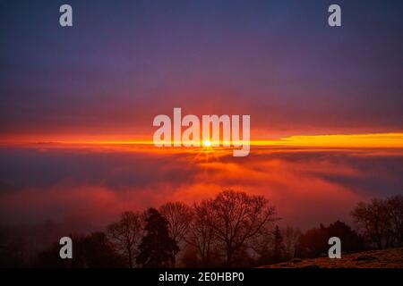 Glastonbury Tor, Somerset, Royaume-Uni. 1er janvier 2021. Un beau lever de soleil le jour de l'an depuis Glastonbury Tor, Somerset Credit: Neil Juggins/Alamy Live News Banque D'Images