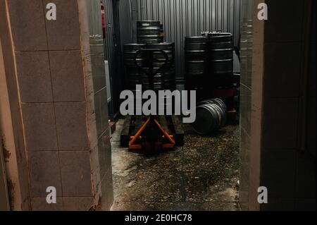 Pile industrielle en acier de fûts de bière contre Banque D'Images