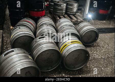 Pile industrielle en acier de fûts de bière contre. Brasserie moderne et machines-outils pour la production d'alcool. Banque D'Images