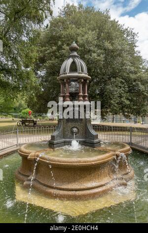 La fontaine Ada Lewis Memorial Fountain à côté de la Tamise à Maidenhead, Berkshire, Royaume-Uni. Banque D'Images